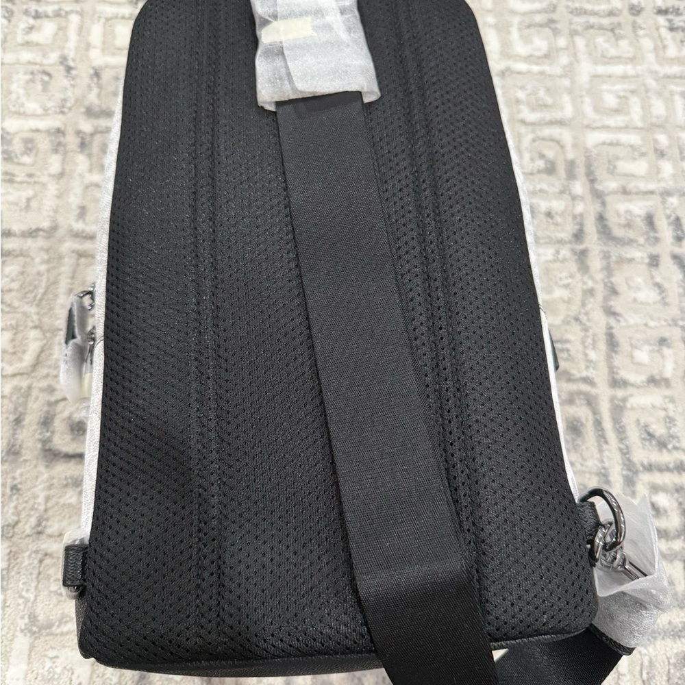 New with tags Michael Kors unisex Cooper Commuter SLNGPack - Picture 5 of 6